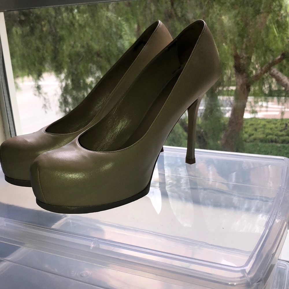 Yves Saint Laurent Tribute Pump
